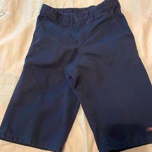 Dickie dark blue shorts with side regular pockets. 5 pockets.
